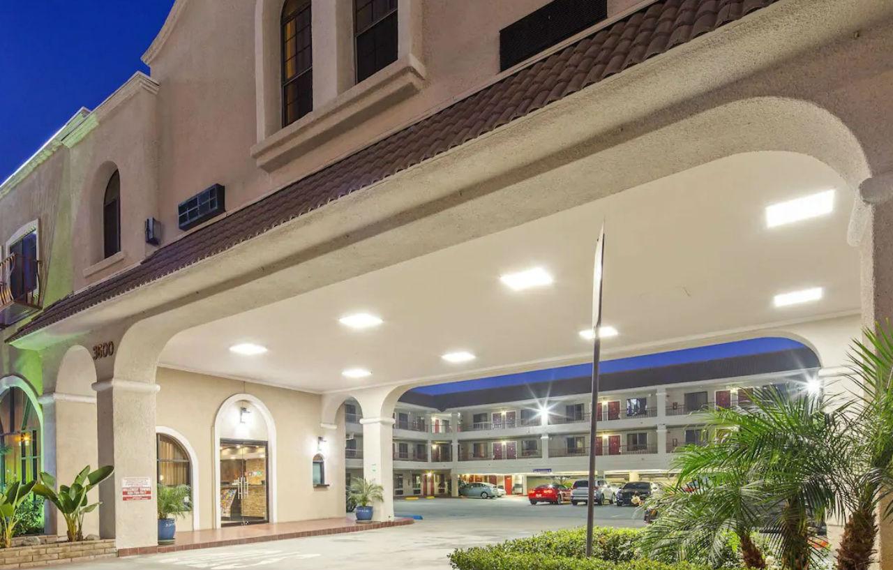 Best Western Pasadena Royale Inn & Suites Экстерьер фото