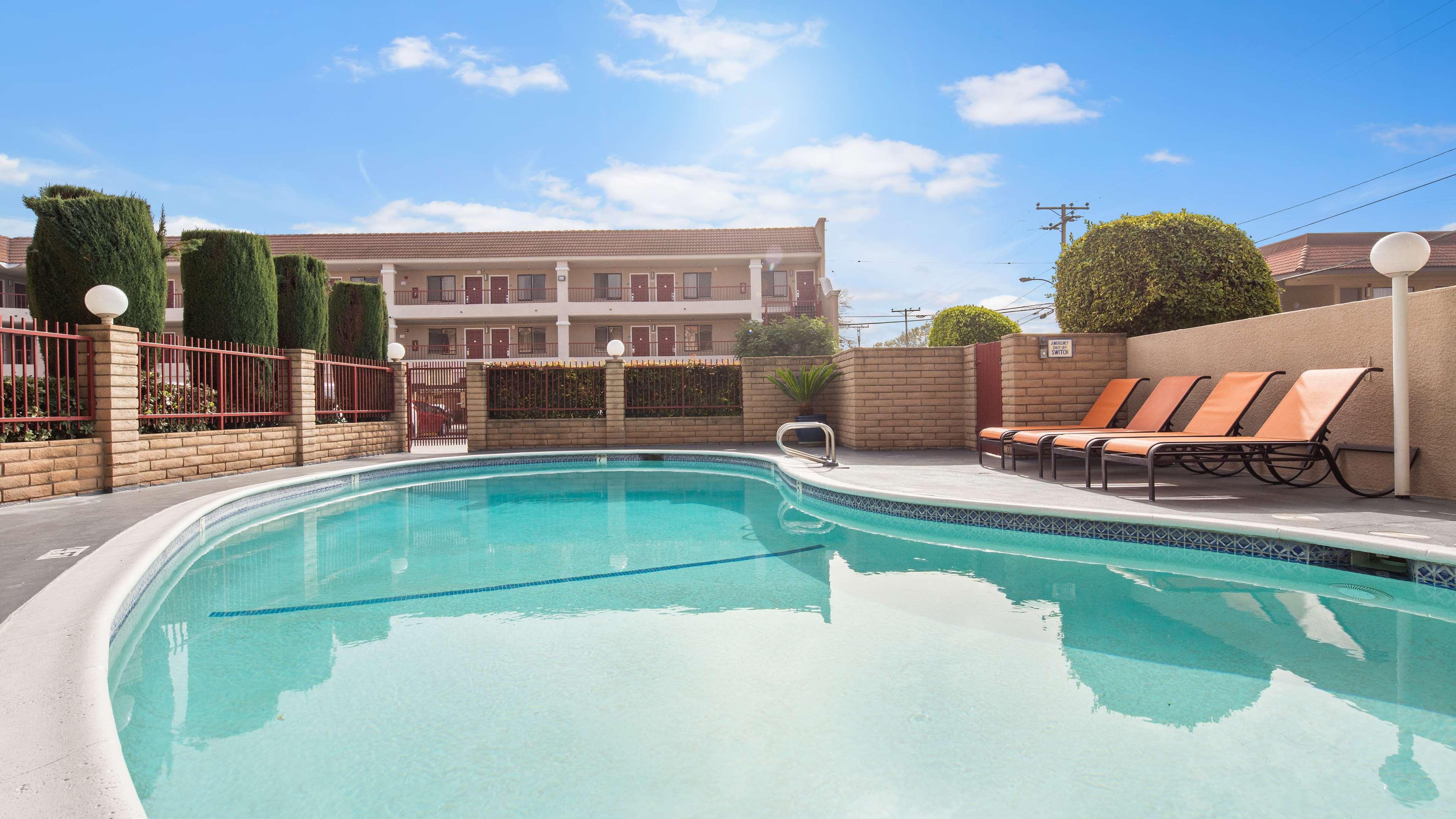 Best Western Pasadena Royale Inn & Suites Экстерьер фото