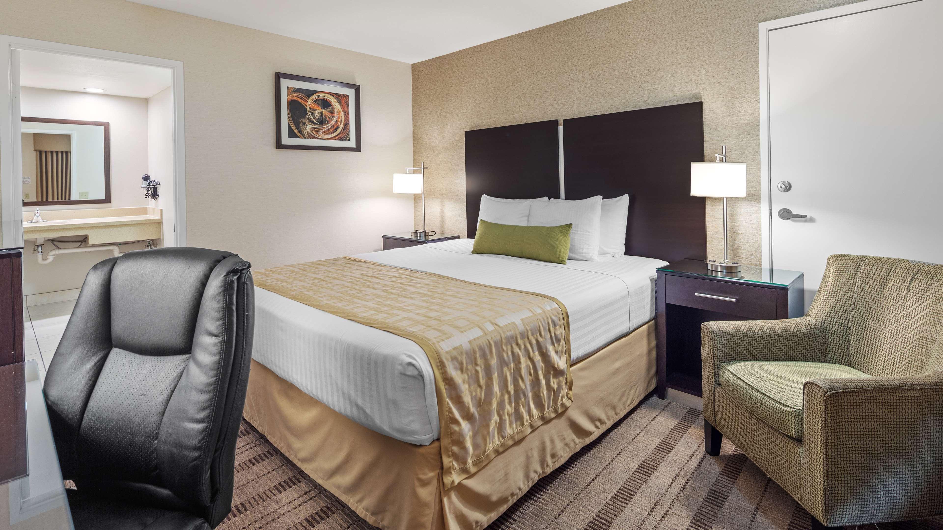 Best Western Pasadena Royale Inn & Suites Экстерьер фото