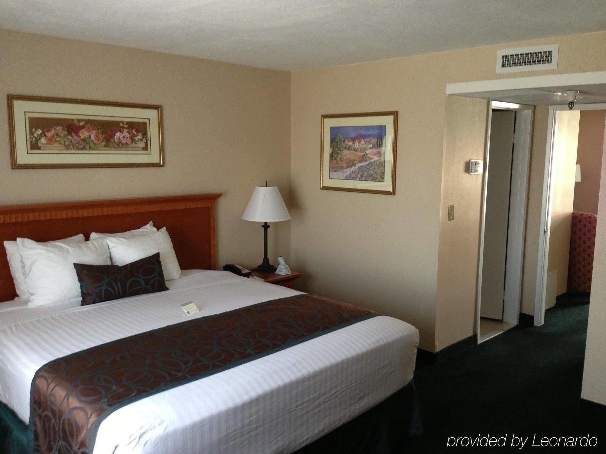 Best Western Pasadena Royale Inn & Suites Экстерьер фото